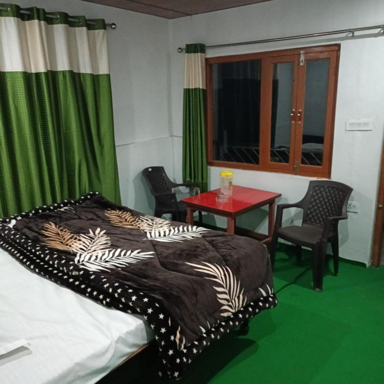 Nanda Devi Stays Joshīmath Buitenkant foto